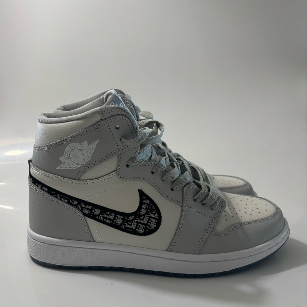 Nike Men's Athletic Shoes - Gray and White